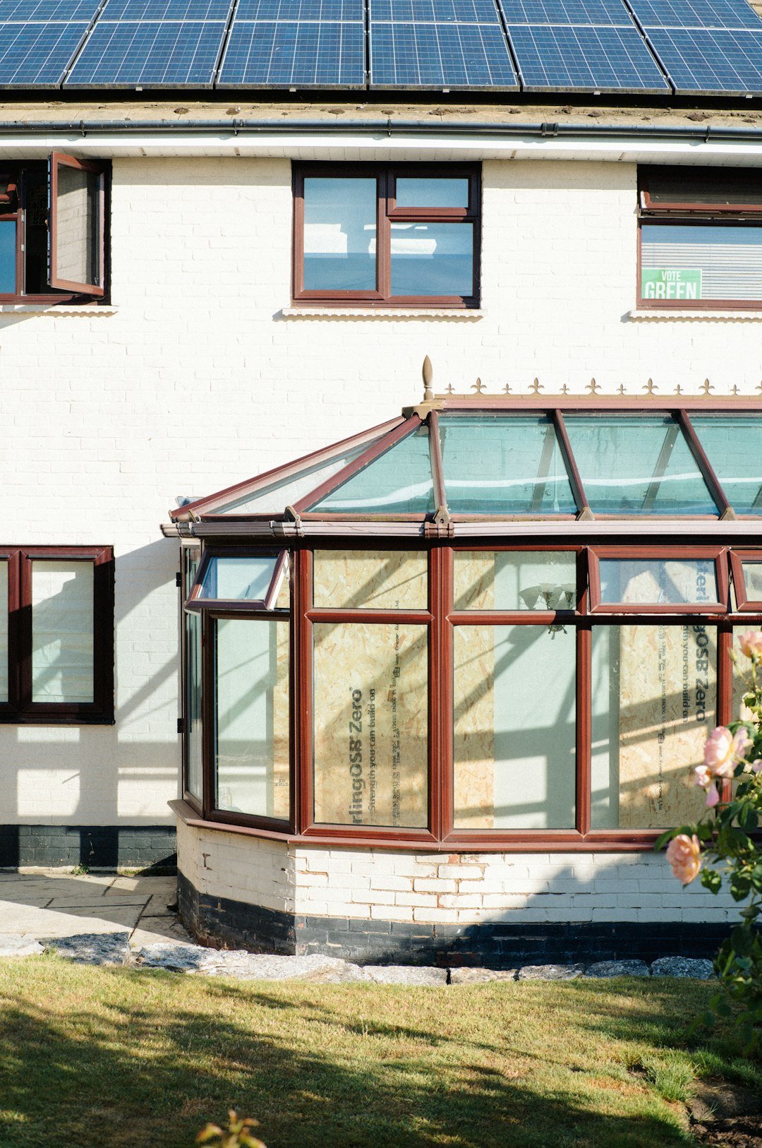 Home white-house-with-solar-panels-and-glass-conservatory-fa6yu7rd4fy